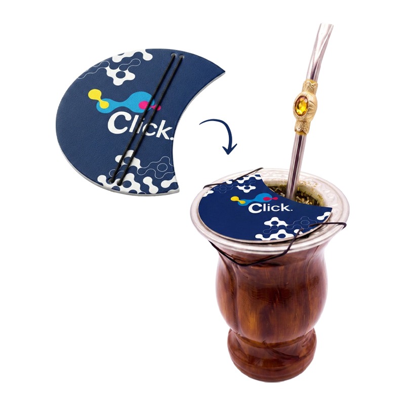 Prático e durável, o tapa mate personalizado é ideal para preparar e proteger o chimarrão com facilidade. Feito em PS resistente com elástico para fixação na cuia, conta com impressão UV de alta definição para destacar sua marca ou arte. É o brinde perfeito para eventos corporativos, feiras, empresas e ações promocionais no Rio Grande do Sul. Divulgue seu negócio na hora do mate!
Informações Técnicas
* Material: PS 2mm
* Impressão: UV com personalização total (Frente Colorida 4x0)
* Acompanha elástico para prender na cuia
OBS.: NÃO ACOMPANHA CUIA E BOMBA.